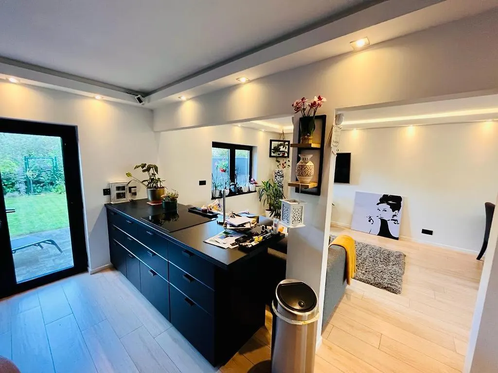 Rum i privatbostad Town House With Garden - 1 Room With Shared Bathroom Bryssel Belgien