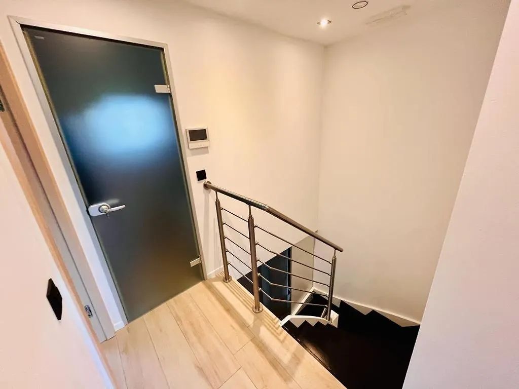 Town House With Garden - 1 Room With Shared Bathroom Bryssel