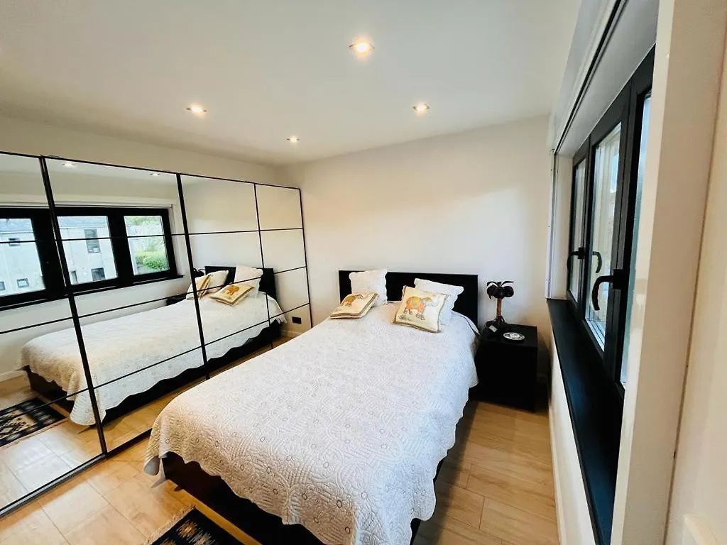 Town House With Garden - 1 Room With Shared Bathroom Bryssel