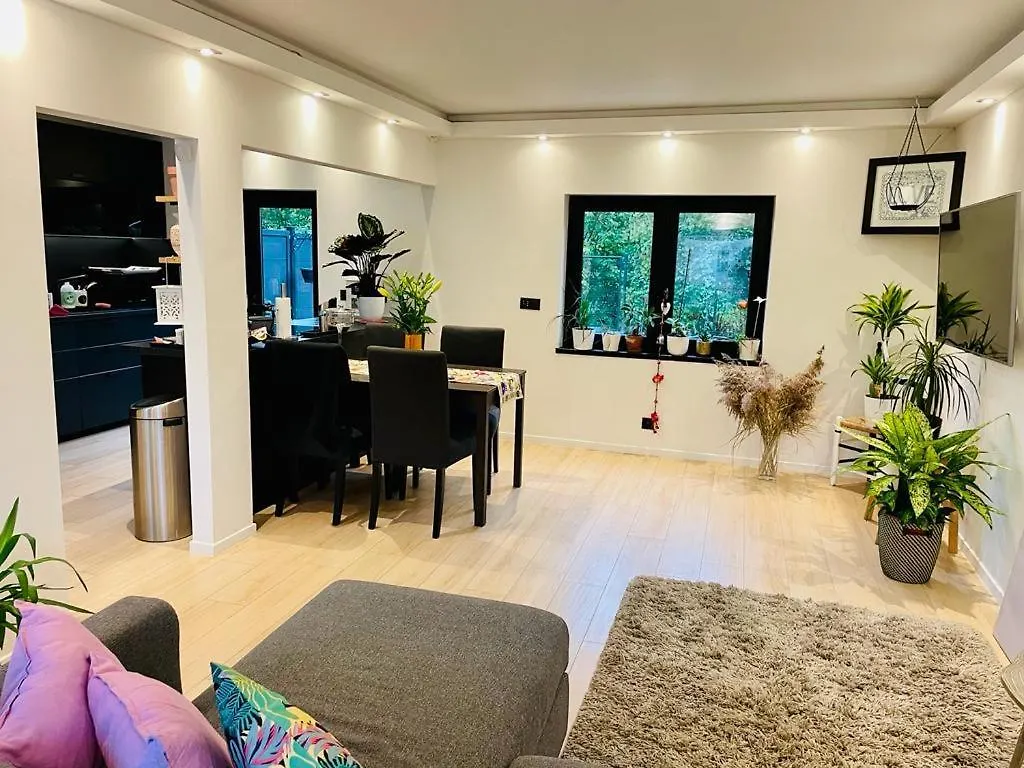 Town House With Garden - 1 Room With Shared Bathroom Bryssel